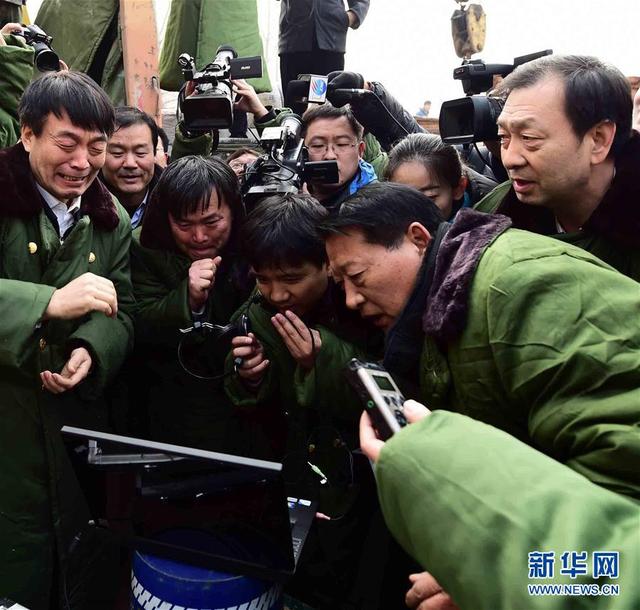 12月30日,救援人員通過生命信息鉆孔探測系統(tǒng)與被困礦工取得聯(lián)系。當(dāng)日,在山東平邑石膏礦坍塌事故救援現(xiàn)場,救援人員通過生命信息鉆孔探測系統(tǒng),在4號井2號救生孔與井下被困礦工取得聯(lián)系,救援人員正向井下被困人員輸送給養(yǎng)。據(jù)現(xiàn)場工作人員介紹,目前已發(fā)現(xiàn)8名被困人員。新華社記者 郭緒雷攝