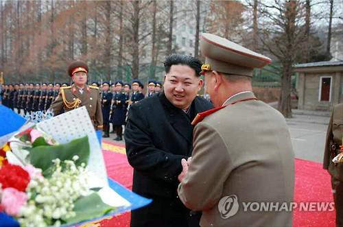 原文配圖:金正恩訪問人民武力部祝賀朝鮮第一次氫彈試驗(yàn)取得成功。