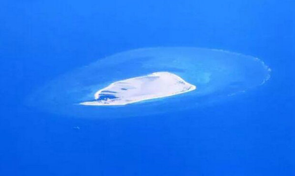 圖為空姐航拍南沙永暑礁景色。