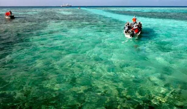 圖為軍艦和海軍官兵的身影。