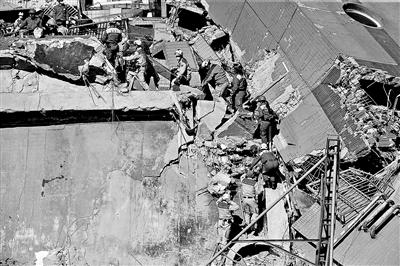 大陸救援隊(duì)赴臺灣震區(qū)救災(zāi) 居民送披薩當(dāng)年夜飯