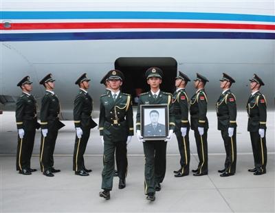 中國維和烈士申亮亮靈柩回國 追悼會今日舉行