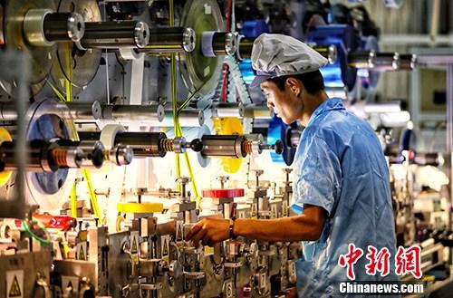 10月19日,中國(guó)國(guó)家統(tǒng)計(jì)局發(fā)布數(shù)據(jù)顯示,初步核算,前三季度國(guó)內(nèi)生產(chǎn)總值650899億元人民幣,按可比價(jià)格計(jì)算,同比增長(zhǎng)6.7%。圖為江蘇鹽城一家企業(yè)內(nèi)的生產(chǎn)景象。<a target='_blank' ><p align=