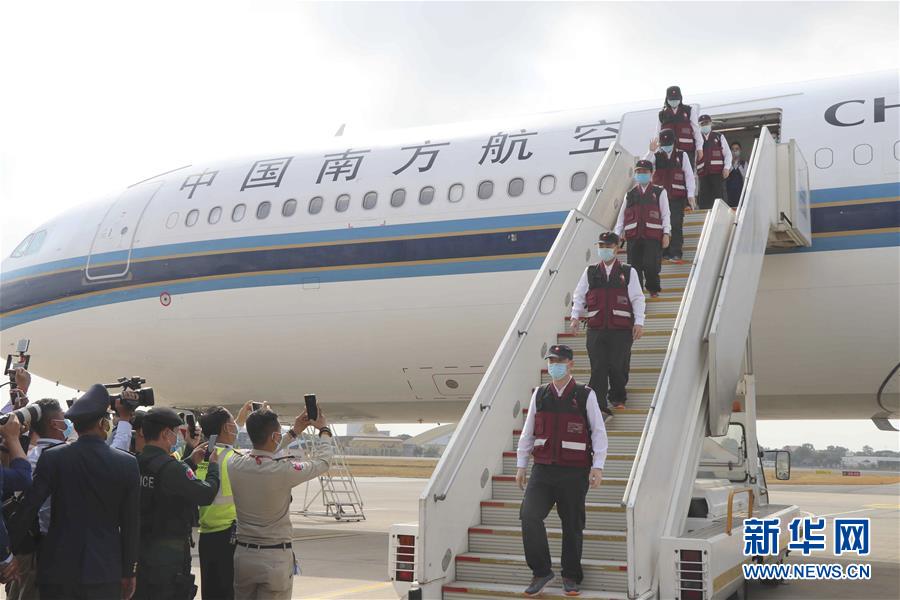 (國際疫情)(2)中國醫(yī)療組抵達(dá)金邊助柬埔寨抗擊疫情