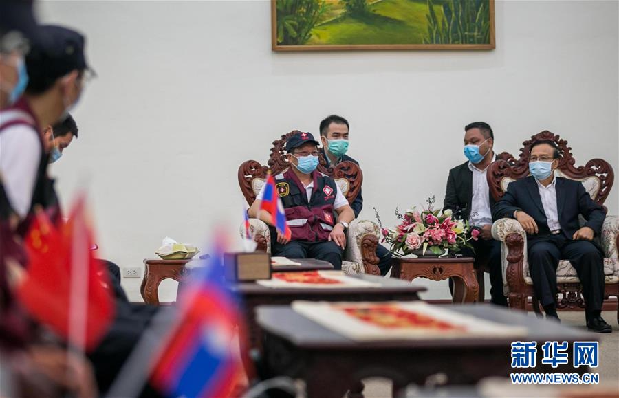 (國際疫情)(3)中國抗疫醫(yī)療專家組抵達(dá)老撾
