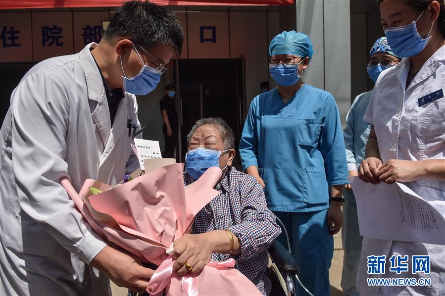 (新華全媒頭條·圖文互動)(1)“始終把人民群眾生命安全和身體健康放在第一位”——中國抗疫彰顯“生命至上、人民至上”理念