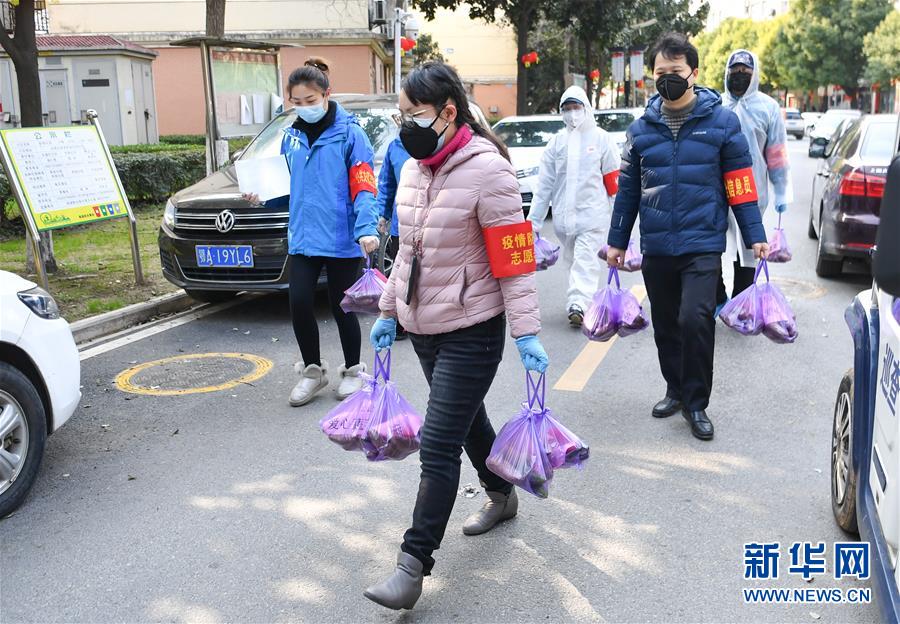 (新華全媒頭條·圖文互動)(10)“始終把人民群眾生命安全和身體健康放在第一位”——中國抗疫彰顯“生命至上、人民至上”理念