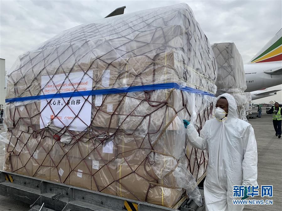 (新華全媒頭條·圖文互動)(14)“始終把人民群眾生命安全和身體健康放在第一位”——中國抗疫彰顯“生命至上、人民至上”理念