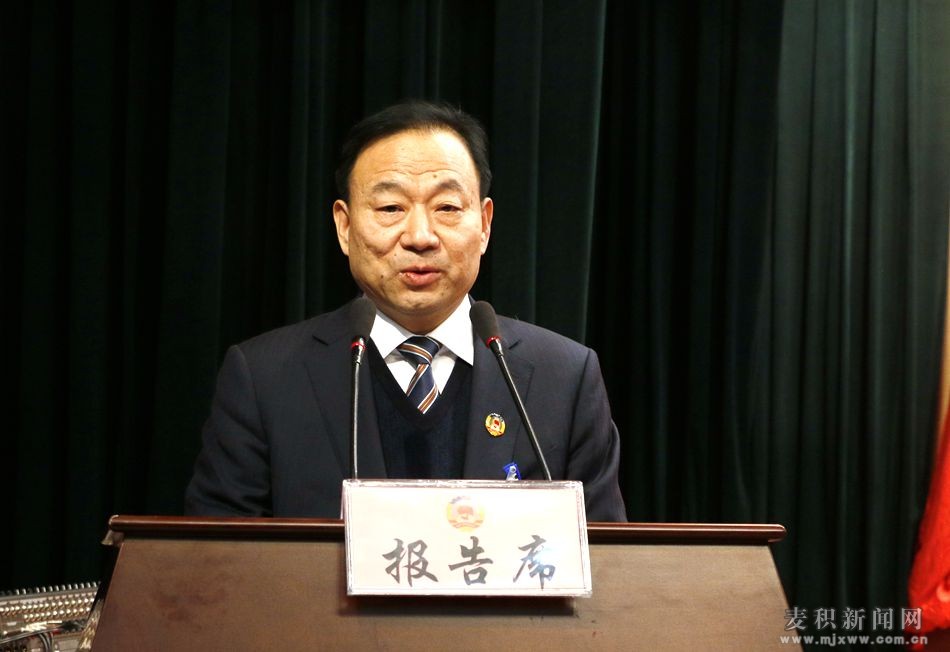 区政å主å¸é«˜å¿—强代表区政å常委会作工作报告